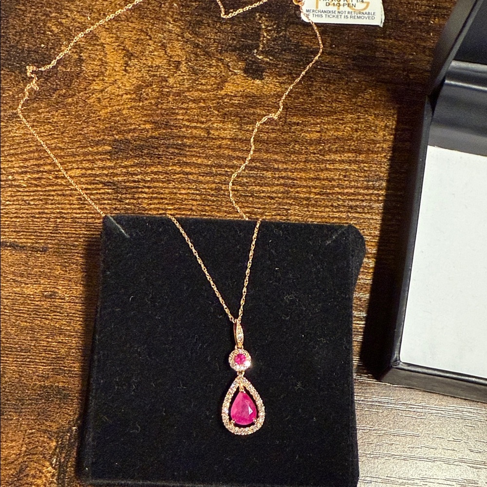 Elegant Pink and Gold Pendant Necklace